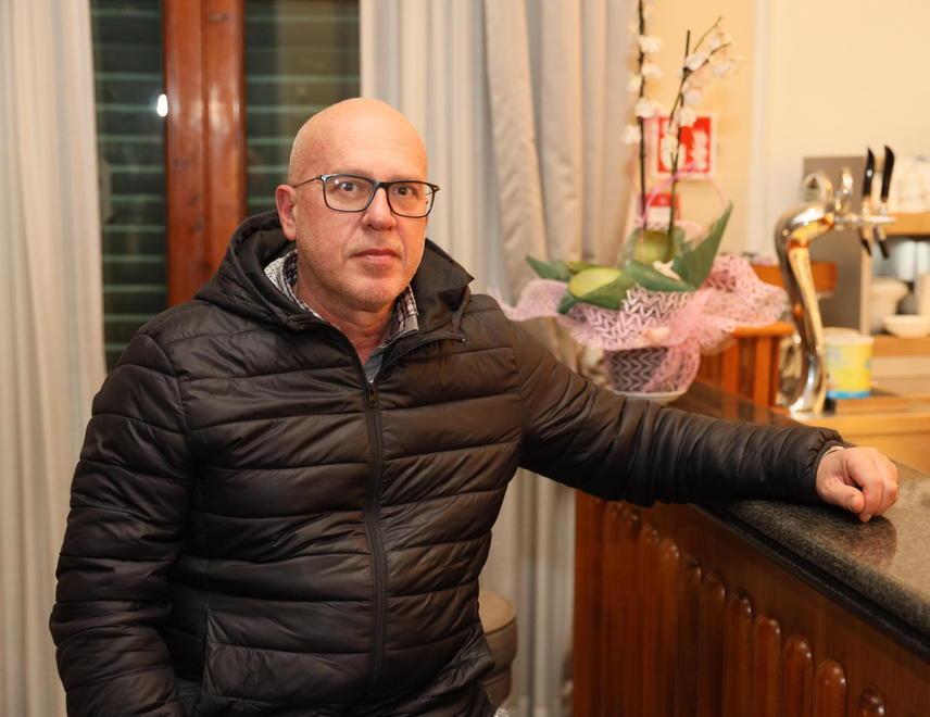 La protesta degli albergatori: «Ho acceso dei lumini all’ingresso del mio hotel. È un anno che siamo fermi» 