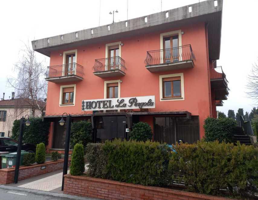 Dopo 5 anni lasciano i gestori dell'hotel La Pergola: «Mi spiace per chi perderà il lavoro»