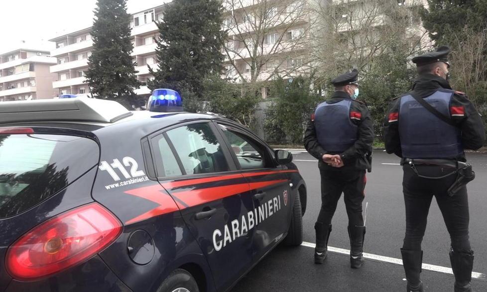 Lanciano sassi contro i carabinieri: denuncia in arrivo per dieci ragazzi 