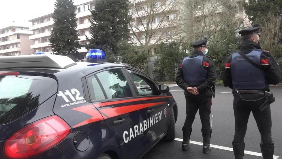 Lanciano sassi contro i carabinieri: denuncia in arrivo per dieci ragazzi