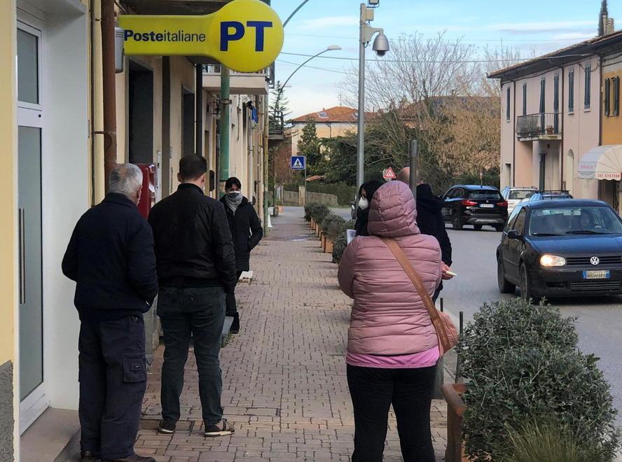 Code agli sportelli, chilometri in auto e un’ora e mezza per i servizi postali 
