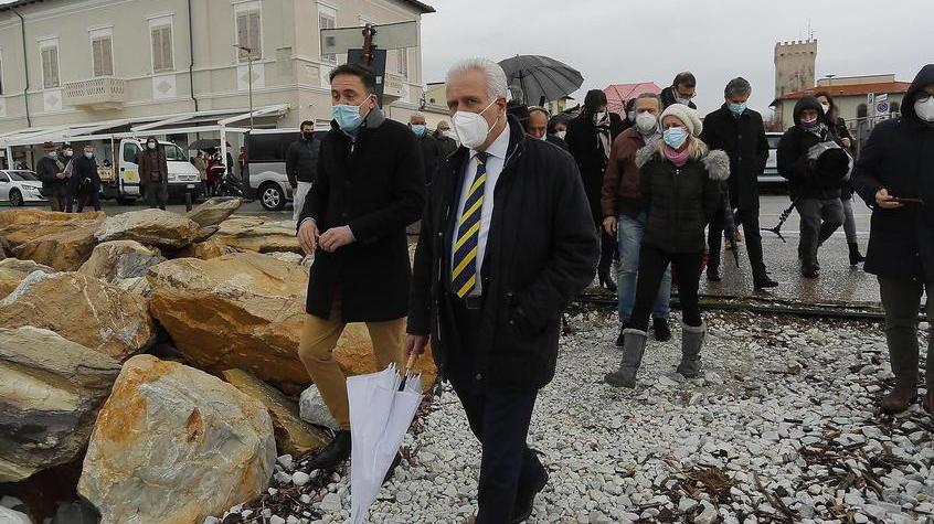 Spiagge di ghiaia, sopralluogo di Giani: «Serve un intervento da 10-15 milioni