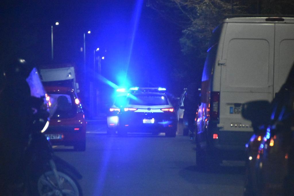 Una volante della polizia di Stato in via di Popogna (foto Michele Silvestri/Marzi)