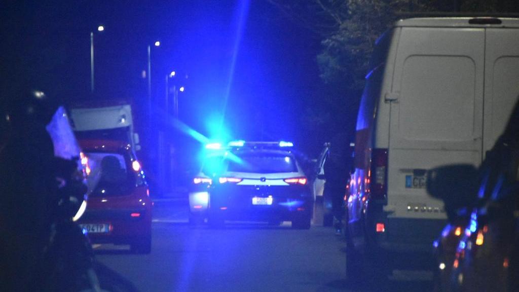 Una volante della polizia di Stato in via di Popogna (foto Michele Silvestri/Marzi)