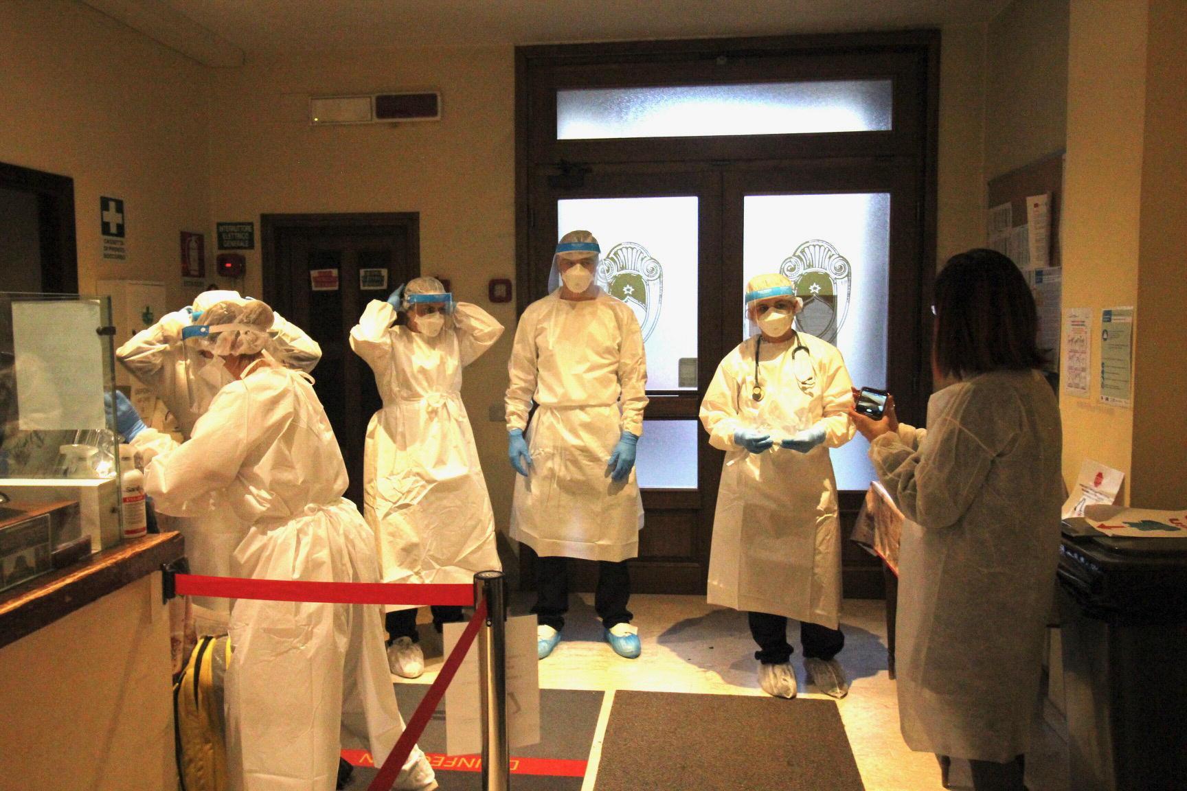 Il giorno delle vaccinazioni nella casa di riposo Santa Caterina