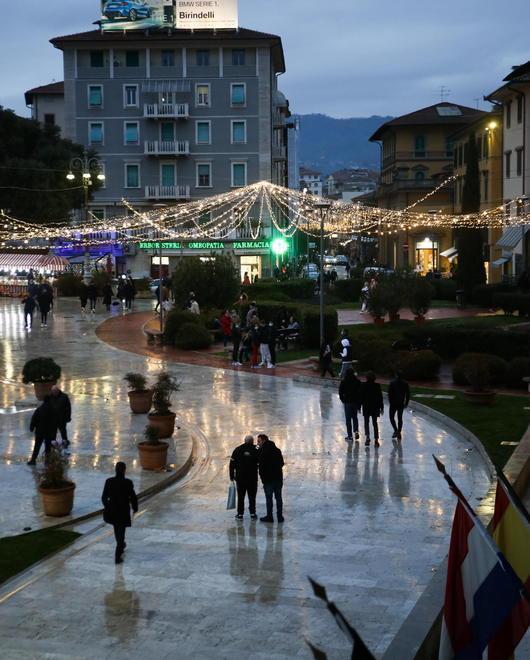 Luninarie ancora accese in piazza del Popolo (Foto Nucci)