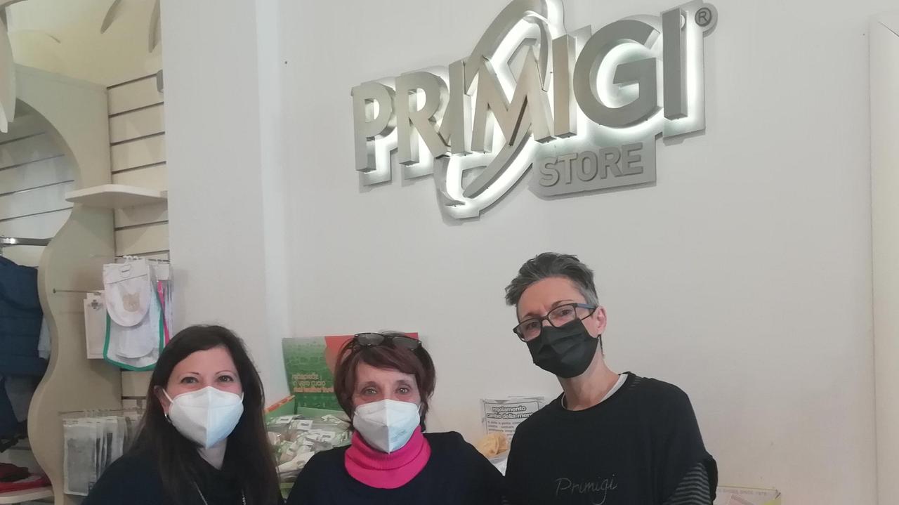 Da sinistra Ylenia Milone, Paola De Luca e Silvia Gotti del negozio di calzature Primigi