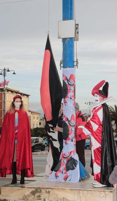 Alzabandiera a sorpresa alle 8 del mattino La festa inizia senza rischio assembramenti 