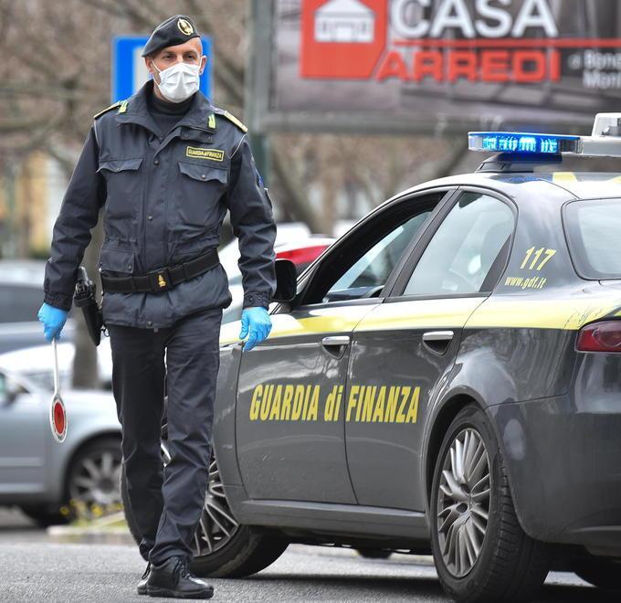 Si finge un finanziere e si fa consegnare soldi