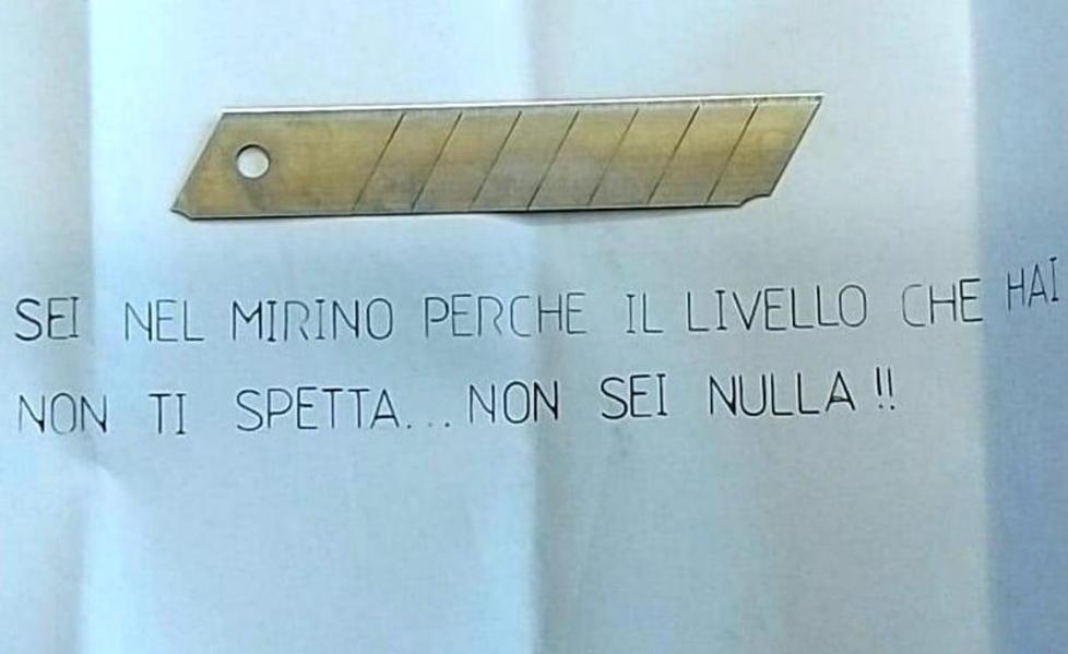 Lettere minatorie, poliziotti a caccia di dna e impronte 
