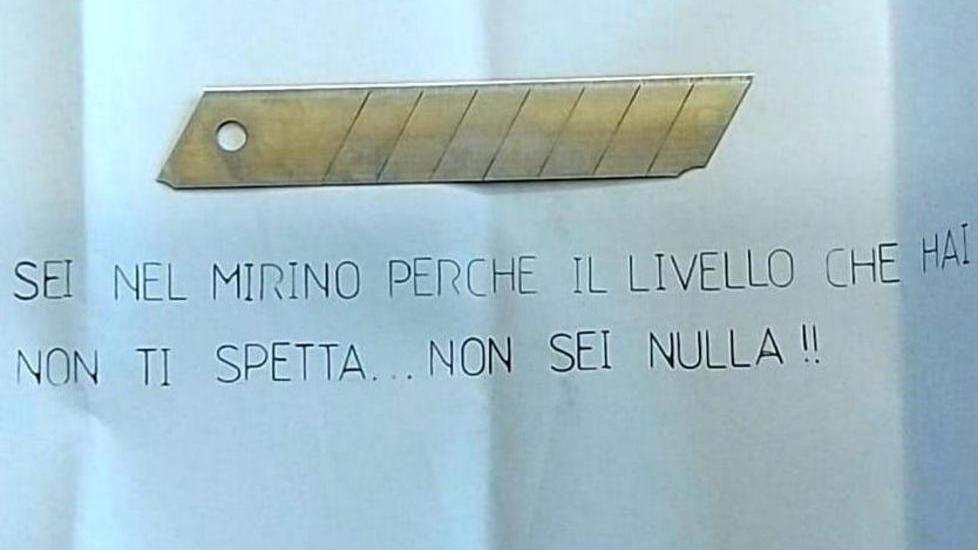 Lettere minatorie, poliziotti a caccia di dna e impronte