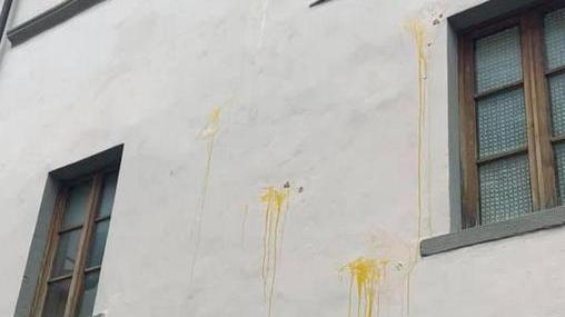 Uova contro la canonica ultimatum del parroco «Venite qui e pentitevi»