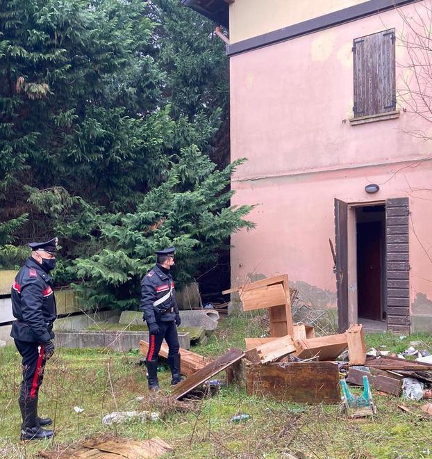 Clandestini e pregiudicati occupano casolari in disuso 