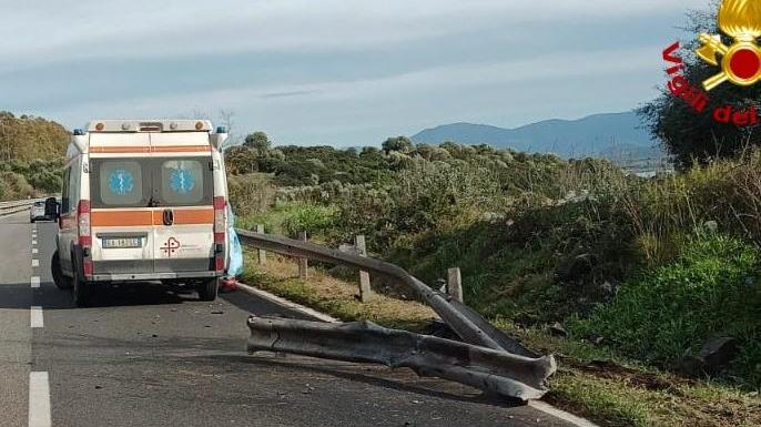 Con l’auto contro il guard-rail, tanti danni ma nessun ferito