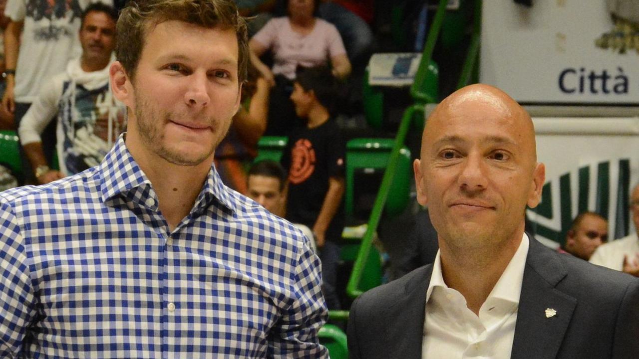 Travis Diener con il presidente Sardara