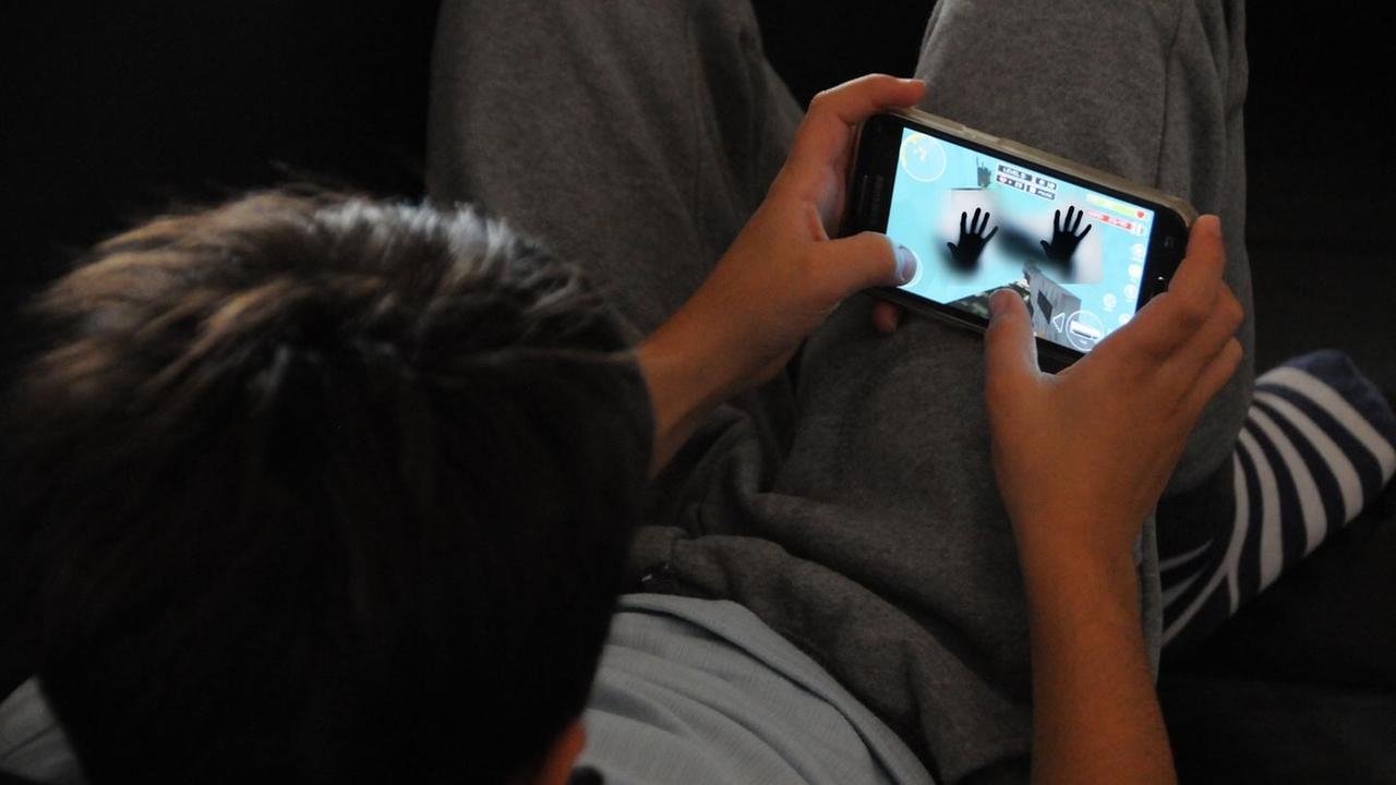 Cyberbullismo a scuola un sondaggio di Eurispes