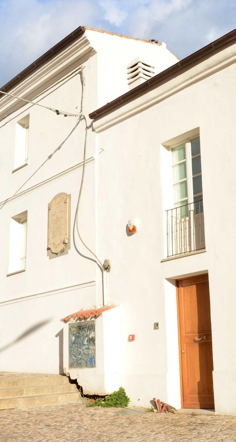 L’appello: «Casa Satta non deve ospitare un ufficio turistico» 