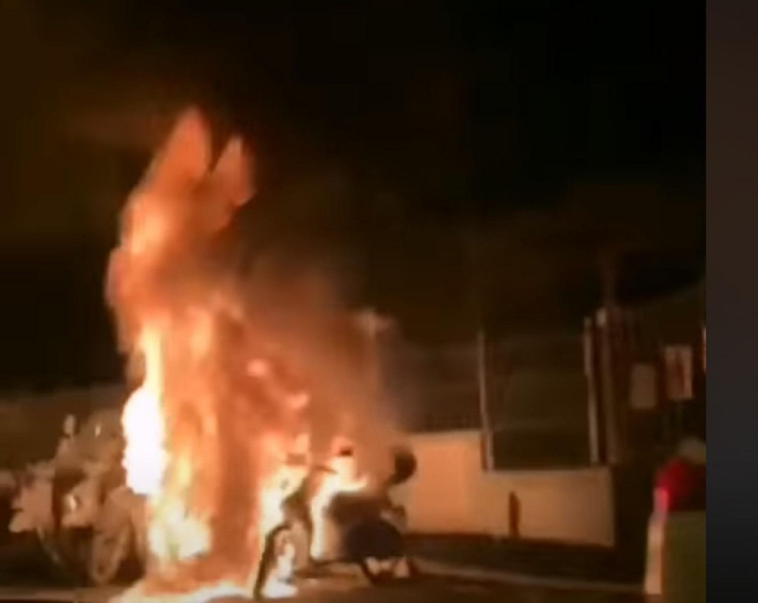 Il rogo di uno dei motorini (foto Livornesity)