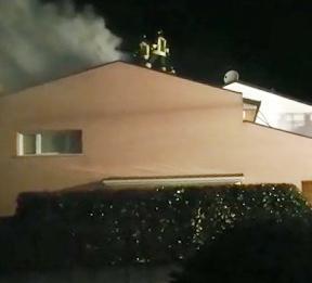 Tetto della casa in fiamme ad Argenta: «Se possiamo restare è grazie ai vigili del fuoco» 