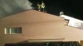 Tetto della casa in fiamme ad Argenta: «Se possiamo restare è grazie ai vigili del fuoco»