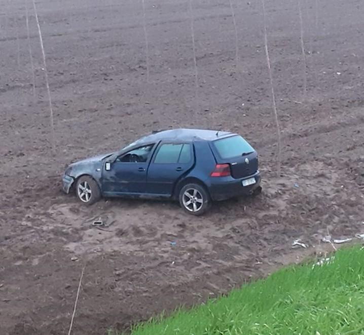 Con l'auto dopo un volo di metri finiscono nel campo a Massenzatica 