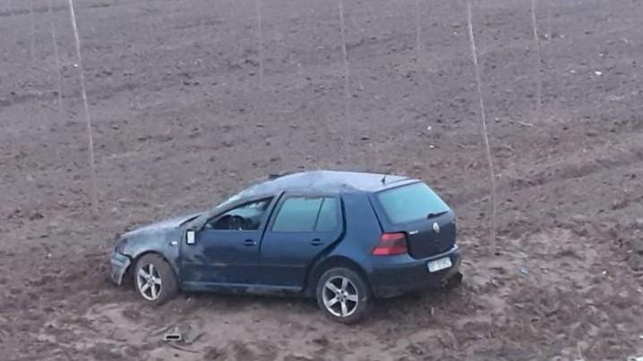 Con l'auto dopo un volo di metri finiscono nel campo a Massenzatica