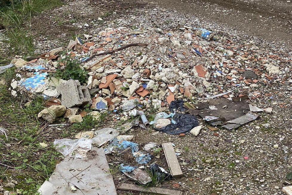 Un’enorme discarica abusiva sulla Grande Traversata elbana 