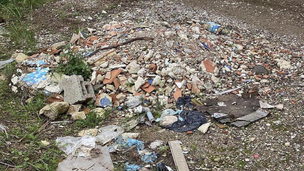 Un’enorme discarica abusiva sulla Grande Traversata elbana