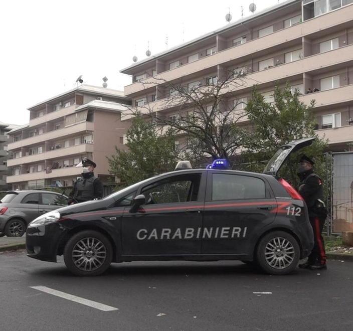 Sassaiola contro l'Arma, il Varignano sta con i carabinieri: «Qui gente perbene che non si arrende» 