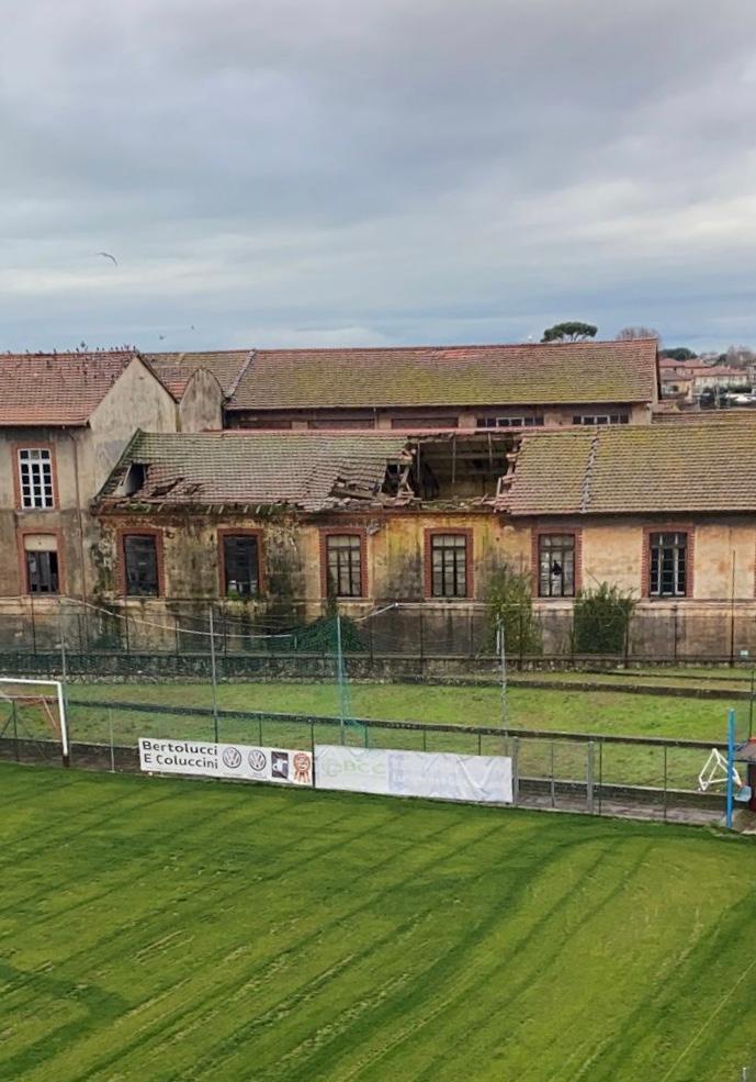 Voragine nel tetto dell'ex Cooperativa di consumo