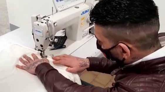 Un detenuto alla macchina da cucire