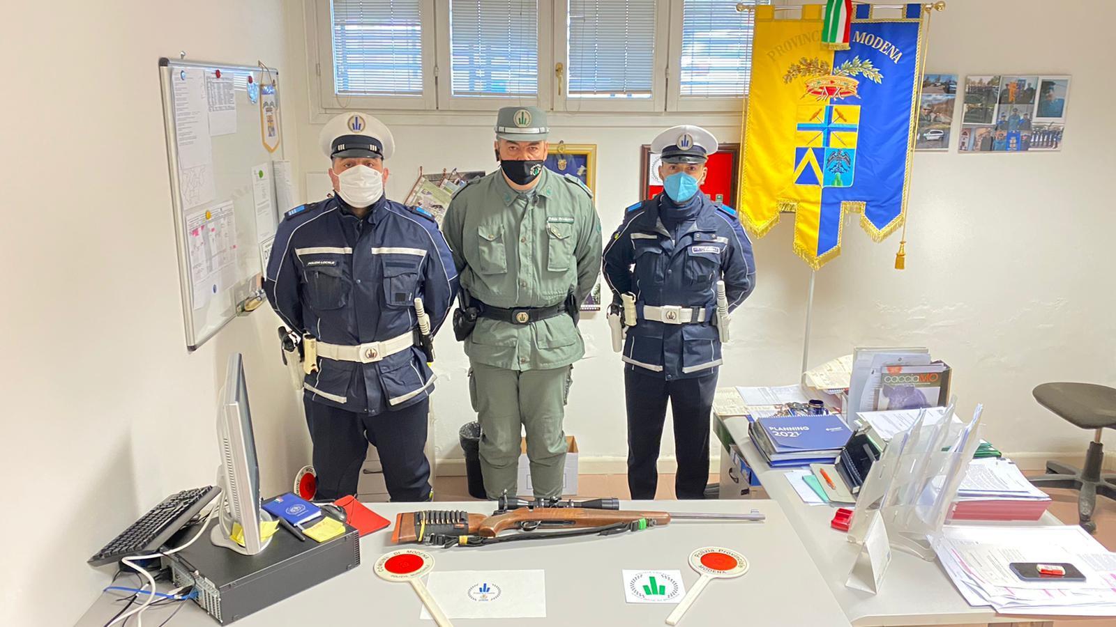 Modena, un cacciatore spara con arma non conforme a una femmina di capriolo 