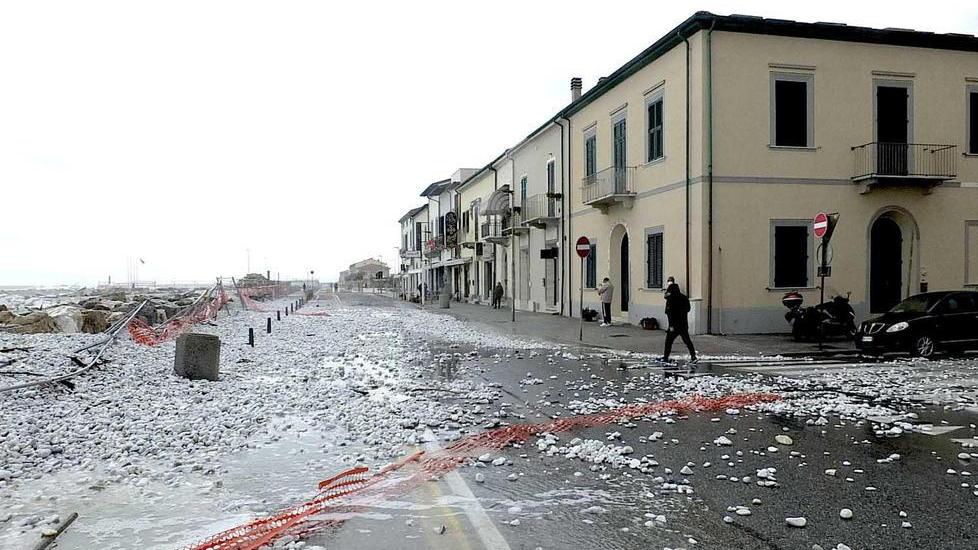 I danni provocati dall’ultima mareggiata nel tratto dove è in corso il cantiere della Regione
