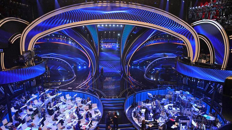 Sanremo potrebbe slittare ad aprile o maggio. C’è il rischio Covid per artisti e pubblico