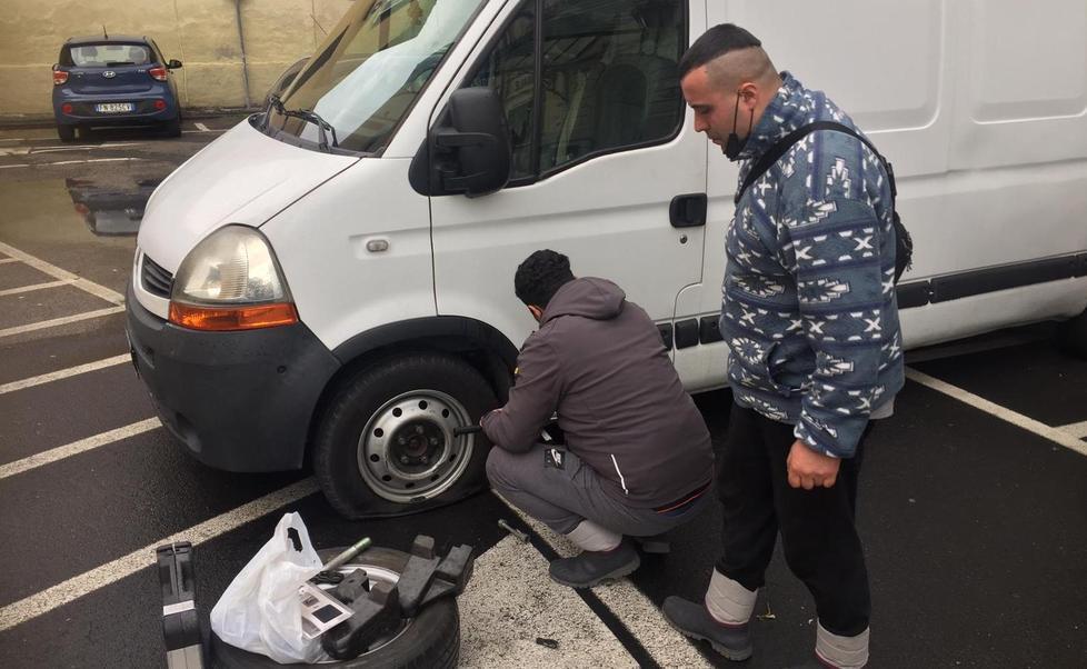 Uno dei furgoni danneggiati