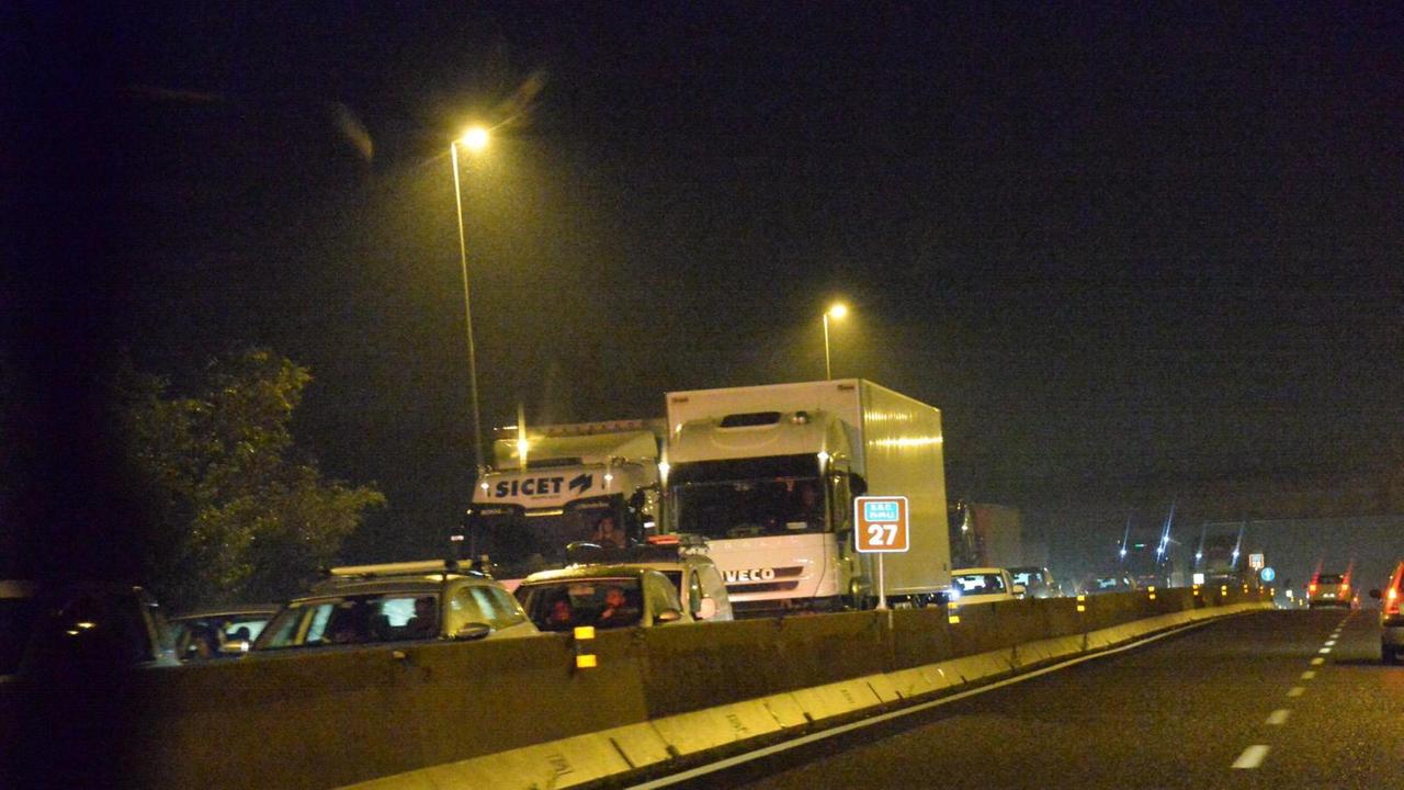 Minaccia di gettarsi dal cavalcavia, Fi-Pi-Li bloccata per oltre un'ora