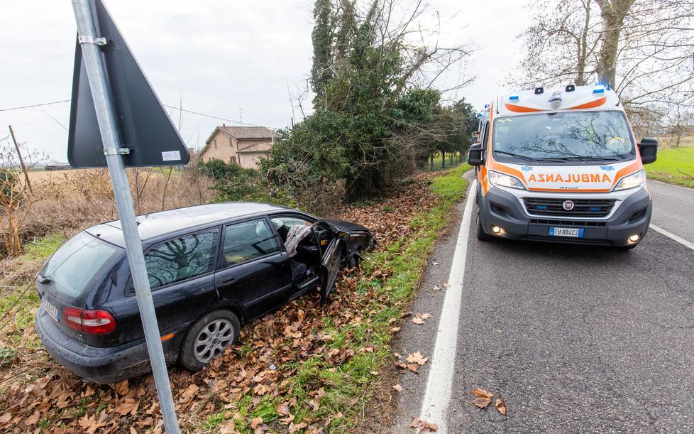 Auto finisce fuori strada fra Quartesana e Cona