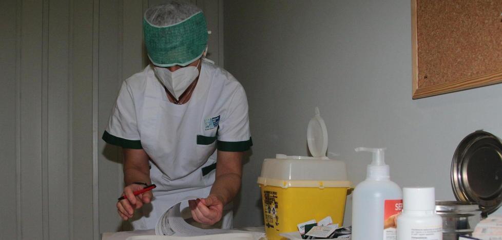 Infermiera prepara i vaccini all’ospedale Versilia