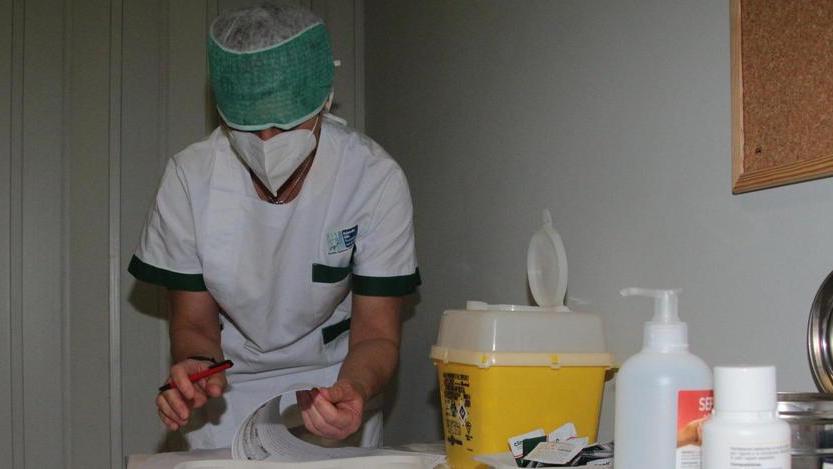 Infermiera prepara i vaccini all’ospedale Versilia