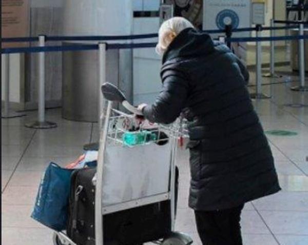 Biagina col suo carrello all'aeroporto di Capodichino
