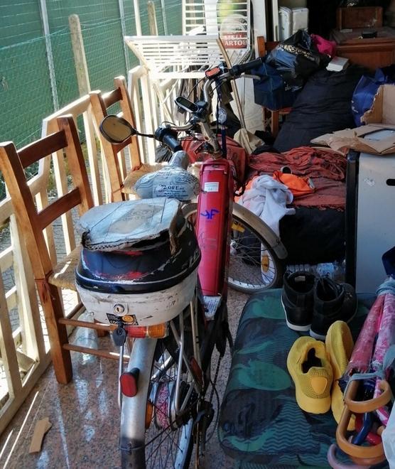 Gli occupano la casa e non può farli uscire 