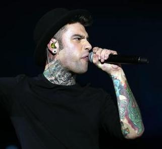 Fedez a rischio, ma poi resta