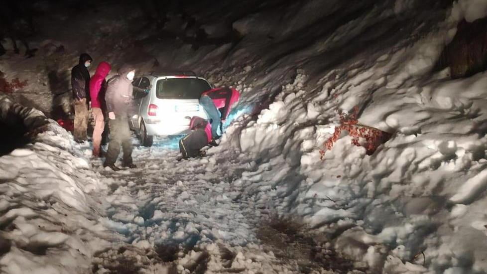 Quattro ventenni restano bloccati per ore con l’auto nella neve