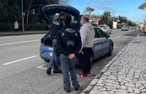 Cucina e poi si addormenta: salvato nella casa in fiamme 