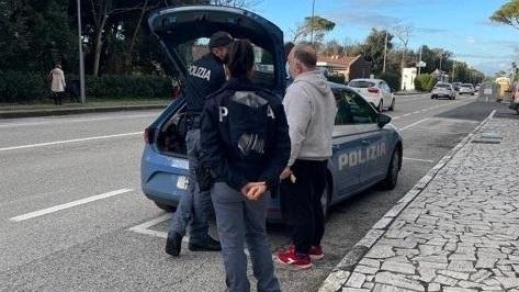Cucina e poi si addormenta: salvato nella casa in fiamme