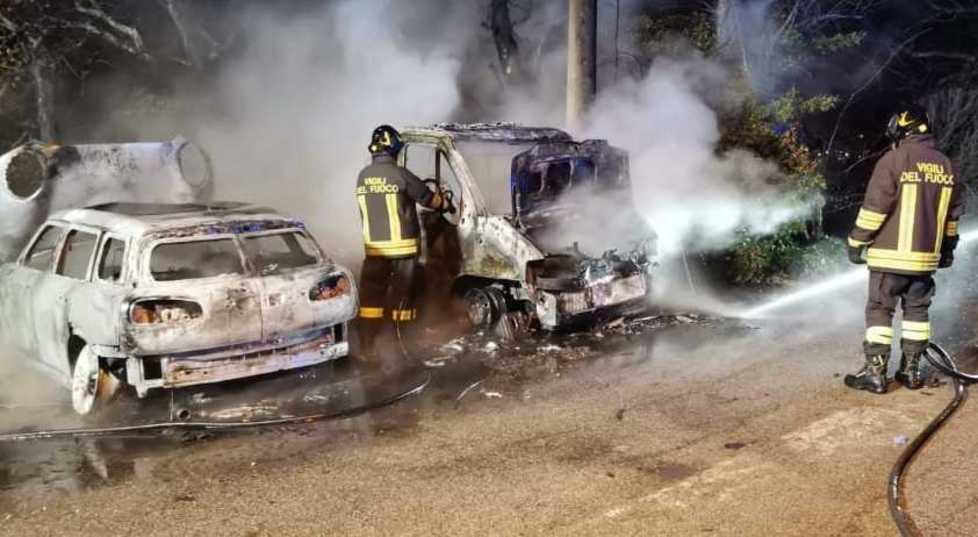 Camper e auto distrutti davanti alla chiesa: forse un cortocircuito
