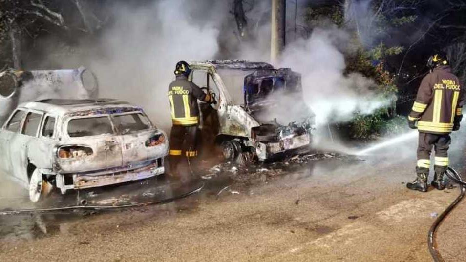 Camper e auto distrutti davanti alla chiesa: forse un cortocircuito