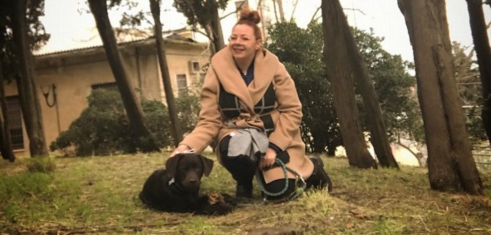 Pulisce il parco pubblico dove passeggia col cane «Pieno di plastica»