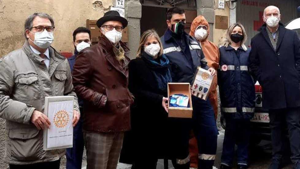 Il Rotary distribuisce dispositivi ai volontari
