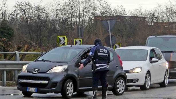 «Solidali coi compagni detenuti» Anarchici tra petardi e musica